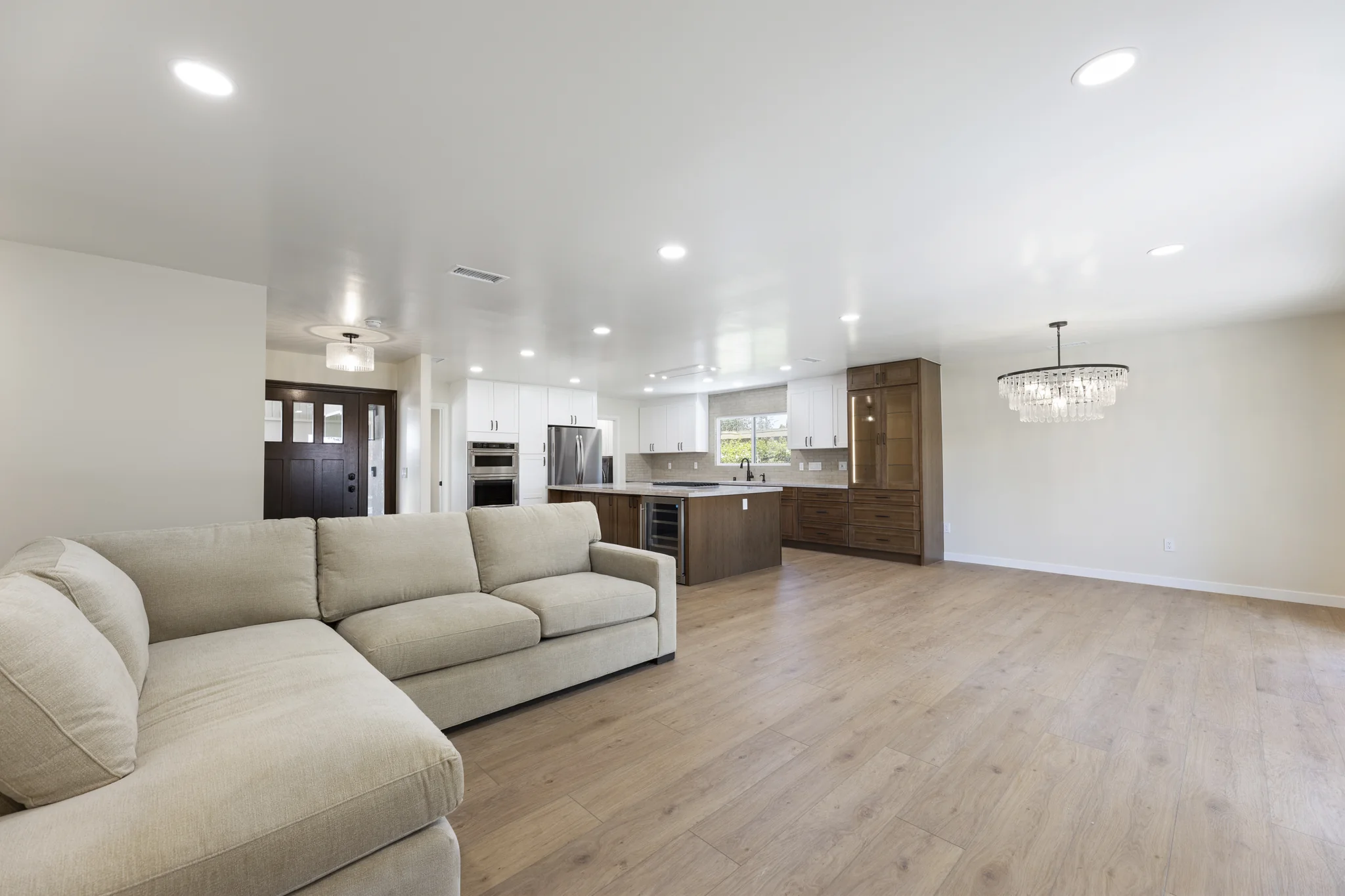 Álvarez: furnished living room connected to the kitchen
