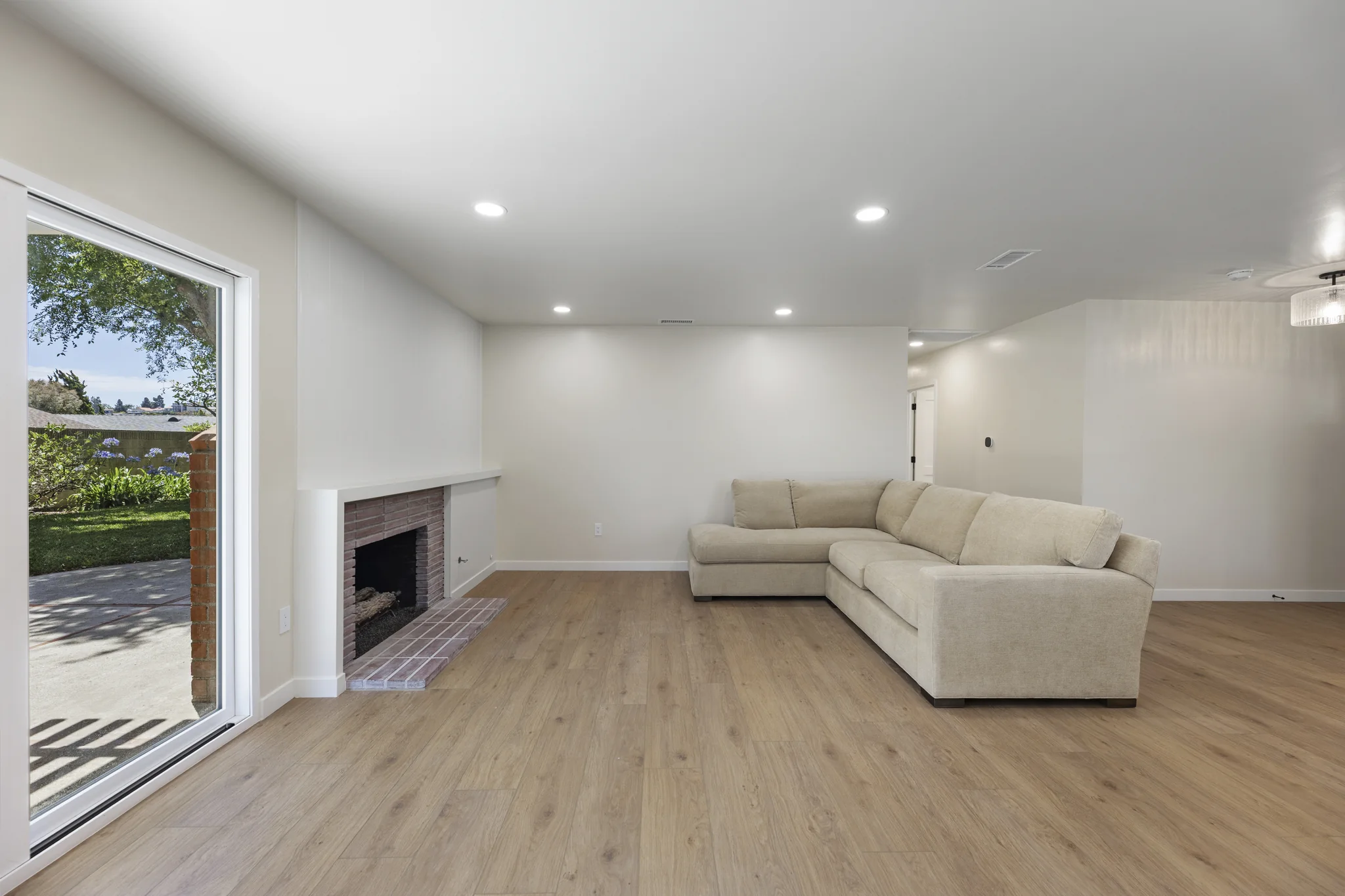 Álvarez: living room with fireplace and sliding garden doors
