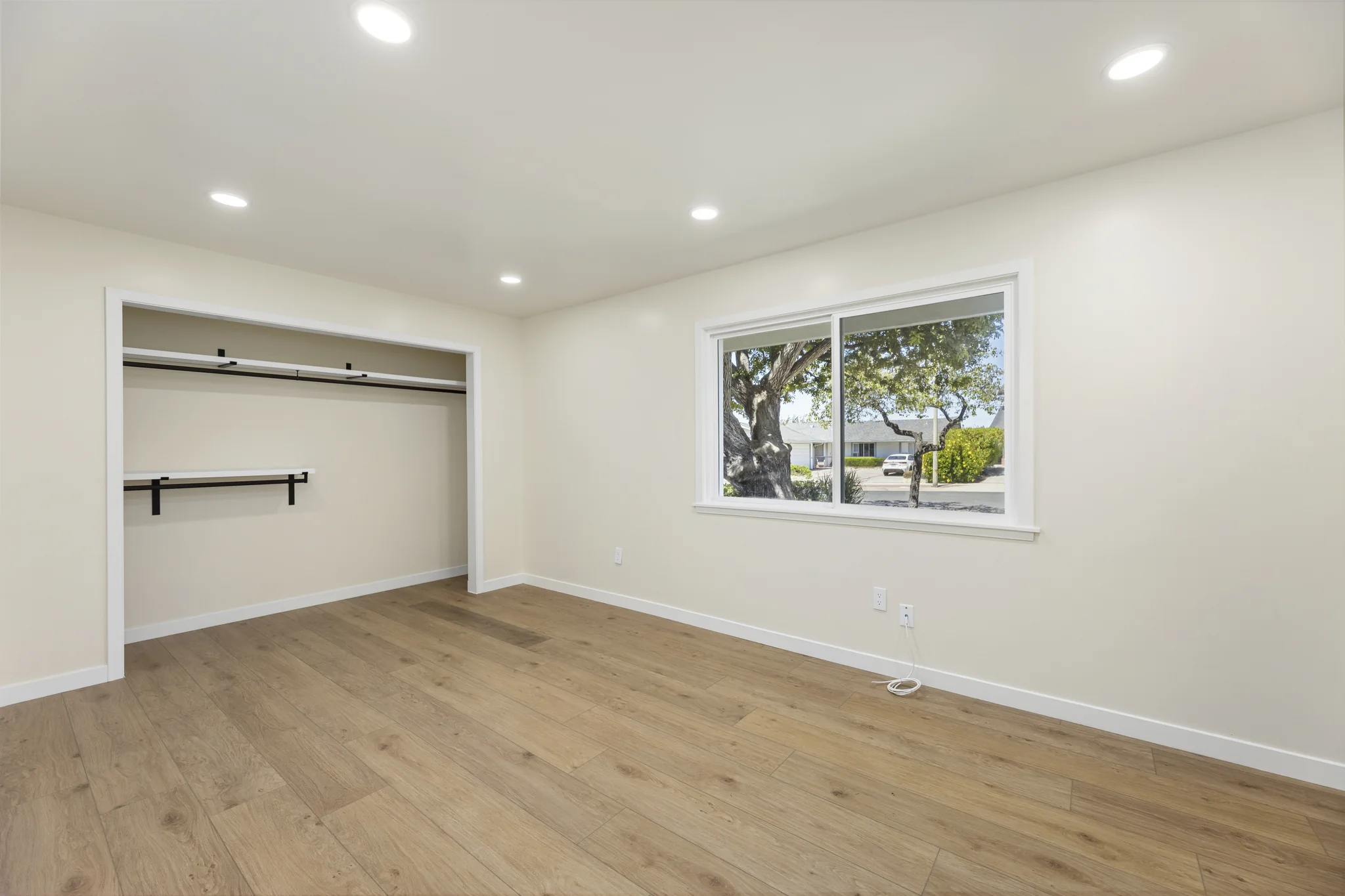 Álvarez: bedroom with fitted storage and a wide window