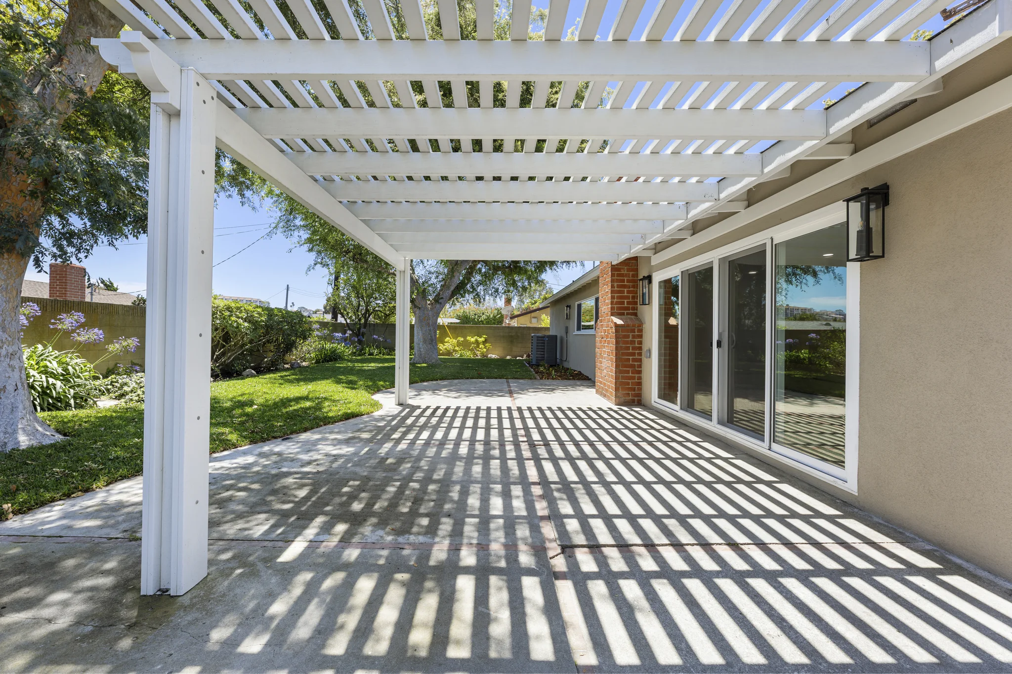 Álvarez: covered terrace opening toward the lawn