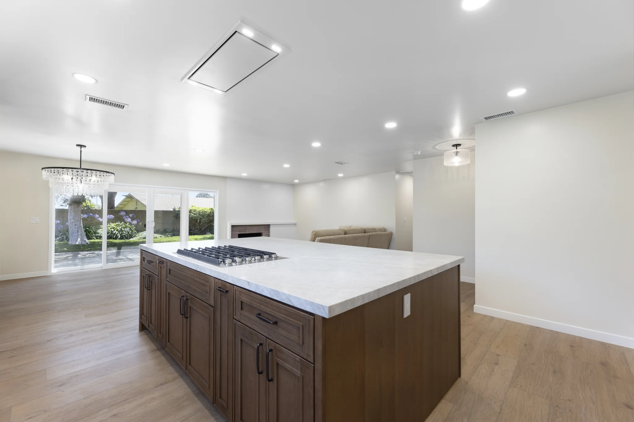 Álvarez: kitchen island with seating and garden-facing windows