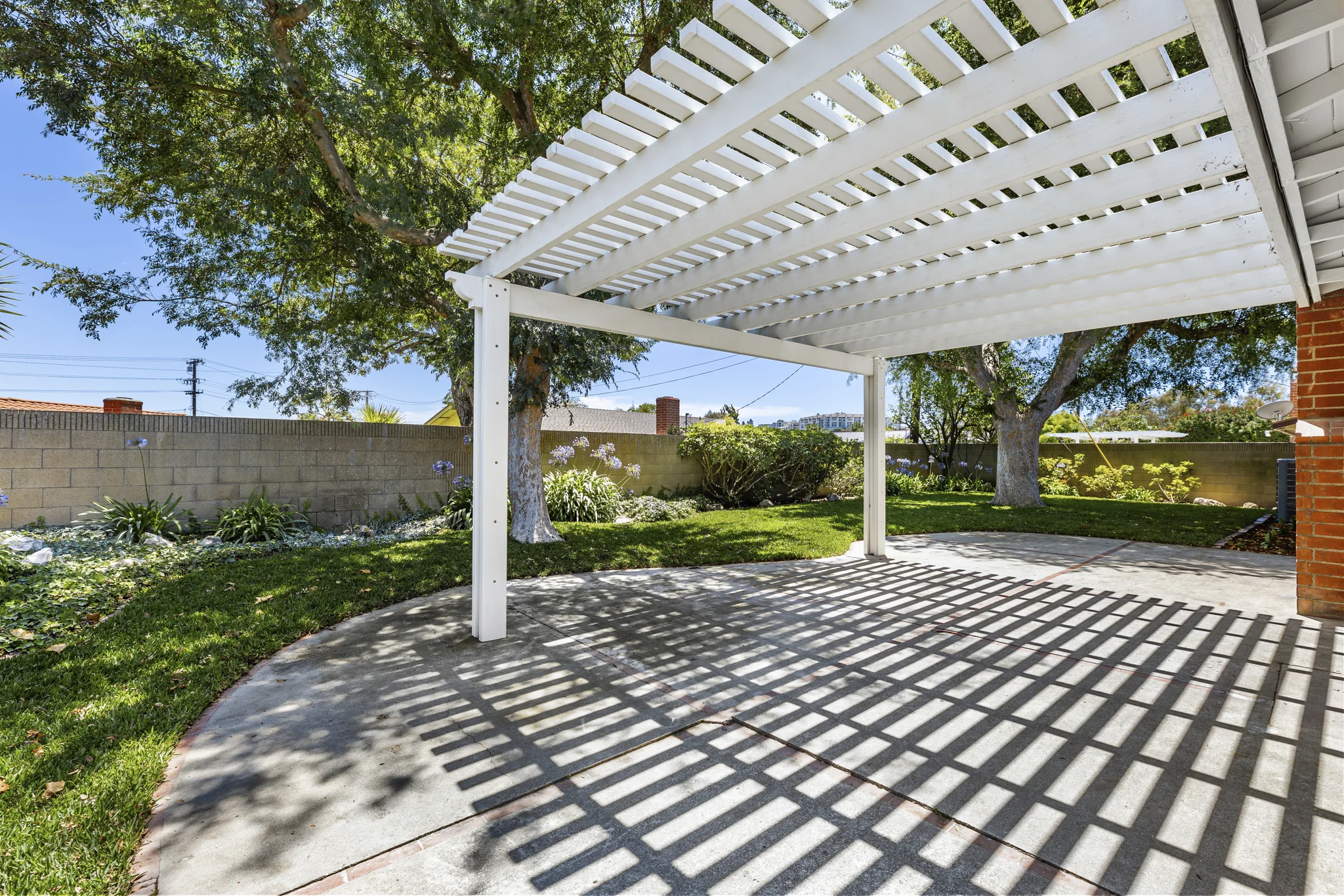 Álvarez: garden pergola casting geometric shadows across the terrace