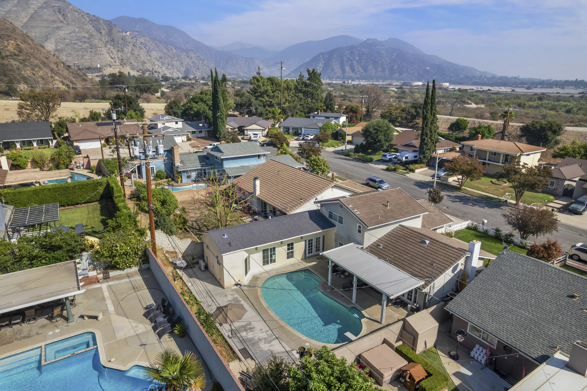 Conata: aerial view of the courtyard with mountains in the distance