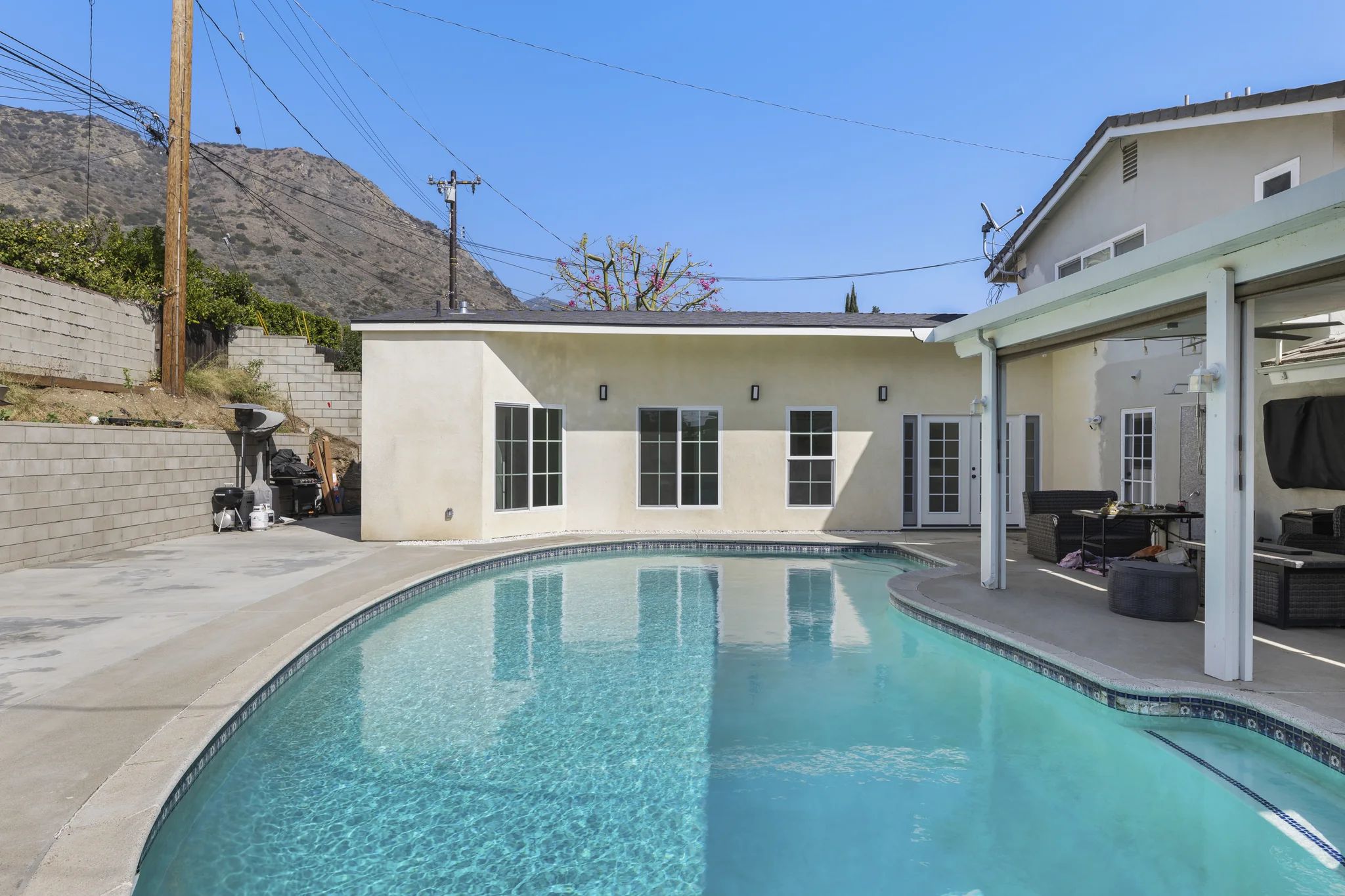 Conata: pool and garden-facing doors