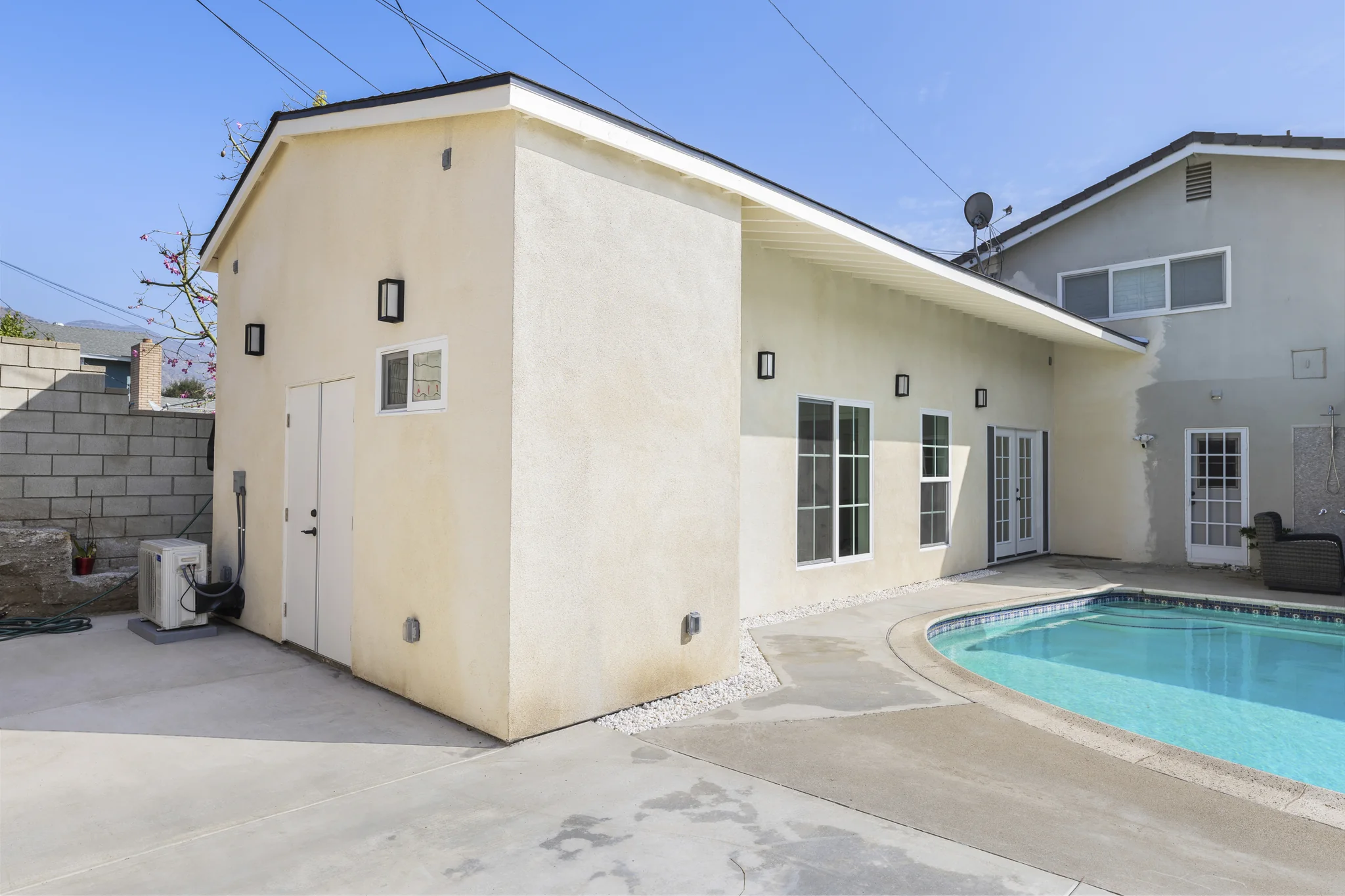 Conata: exterior corner beside the pool