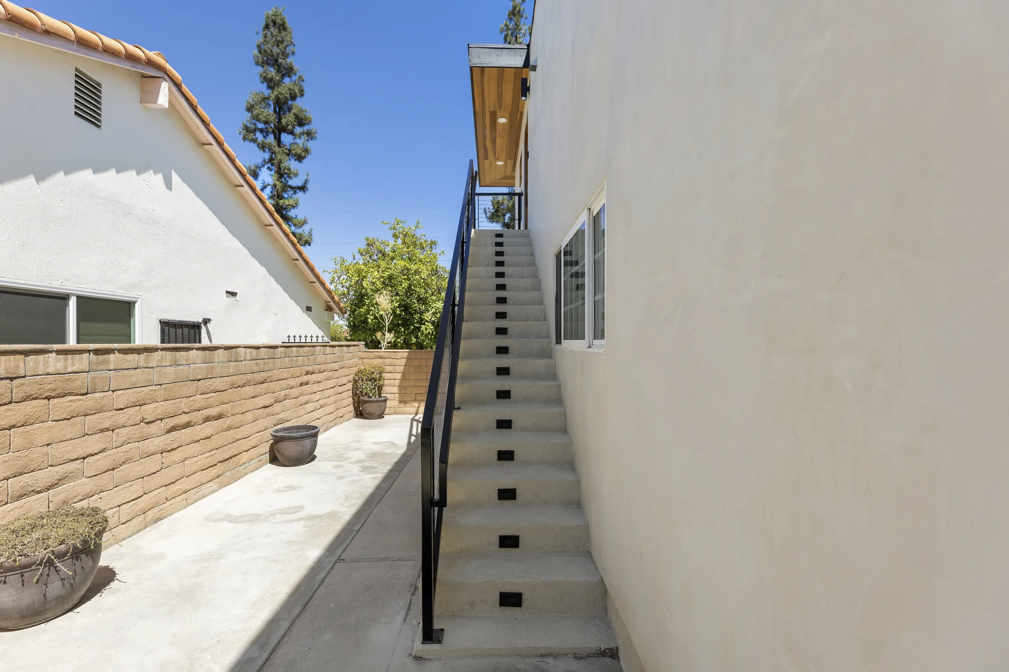 Paso Verde: exterior stair connecting the two levels