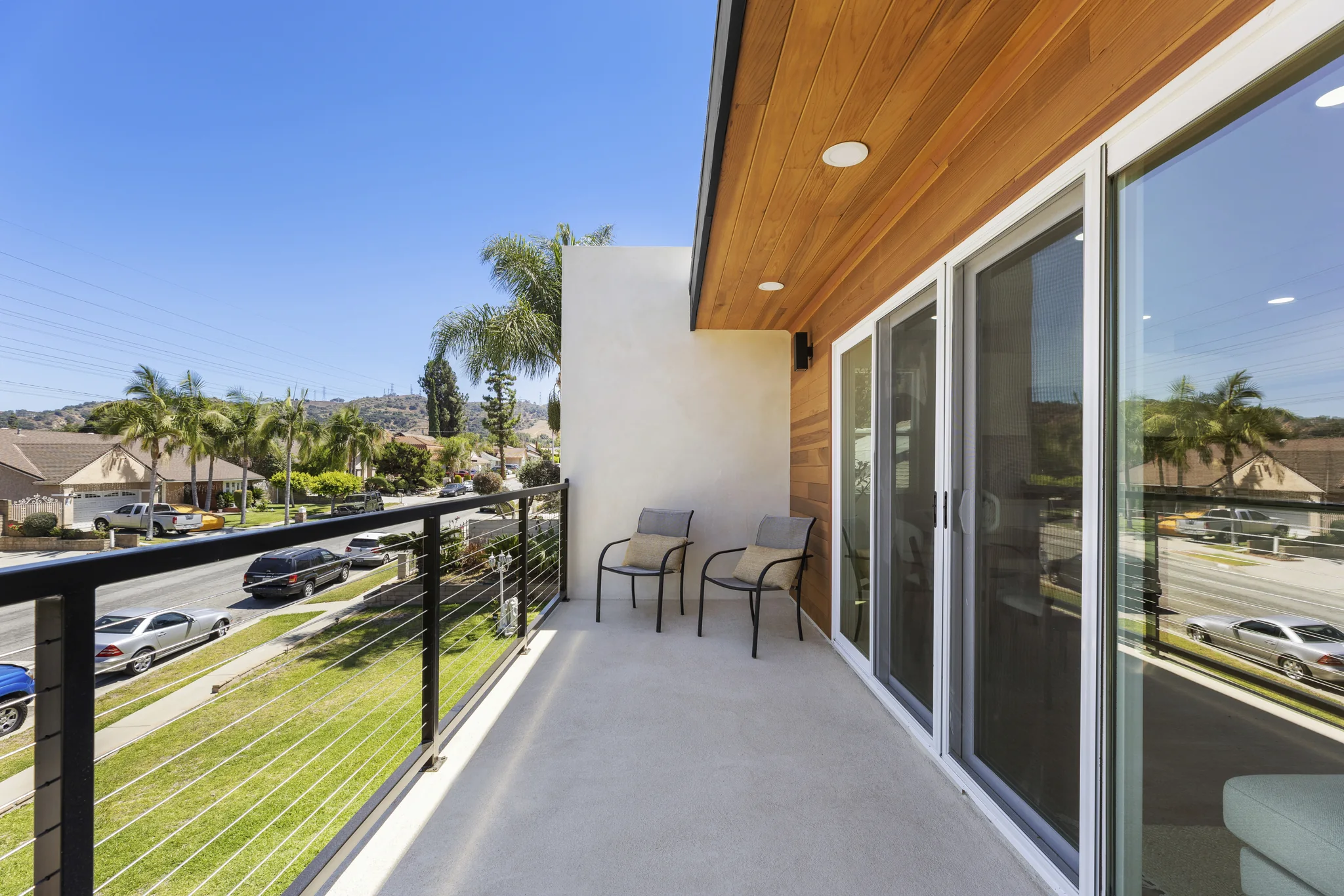 Paso Verde: balcony overlooking the lawn