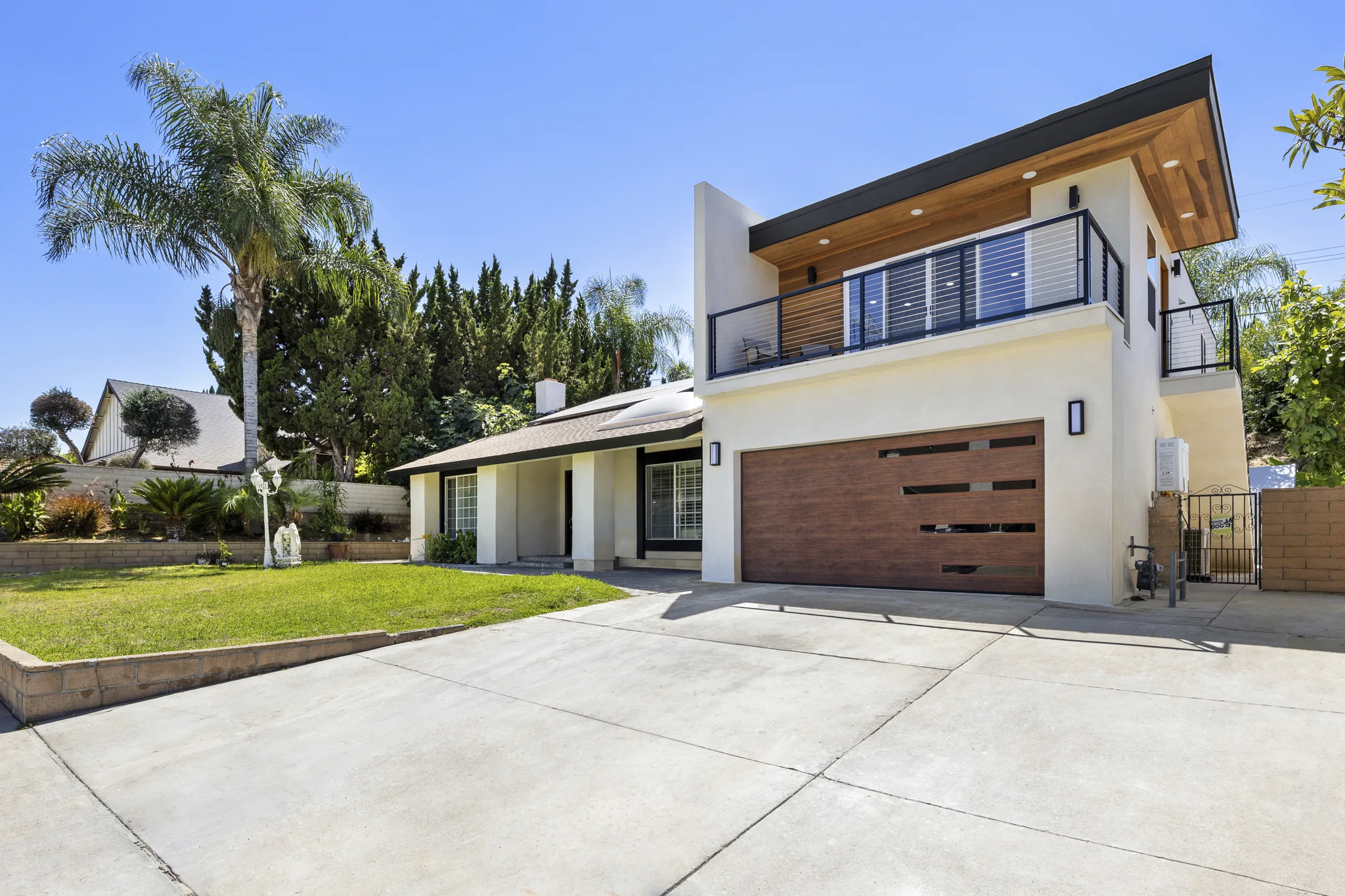 Paso Verde: angled view of the building and front lawn