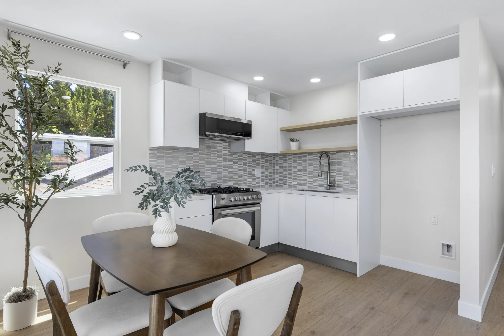 Paso Verde: open kitchen beside the dining area