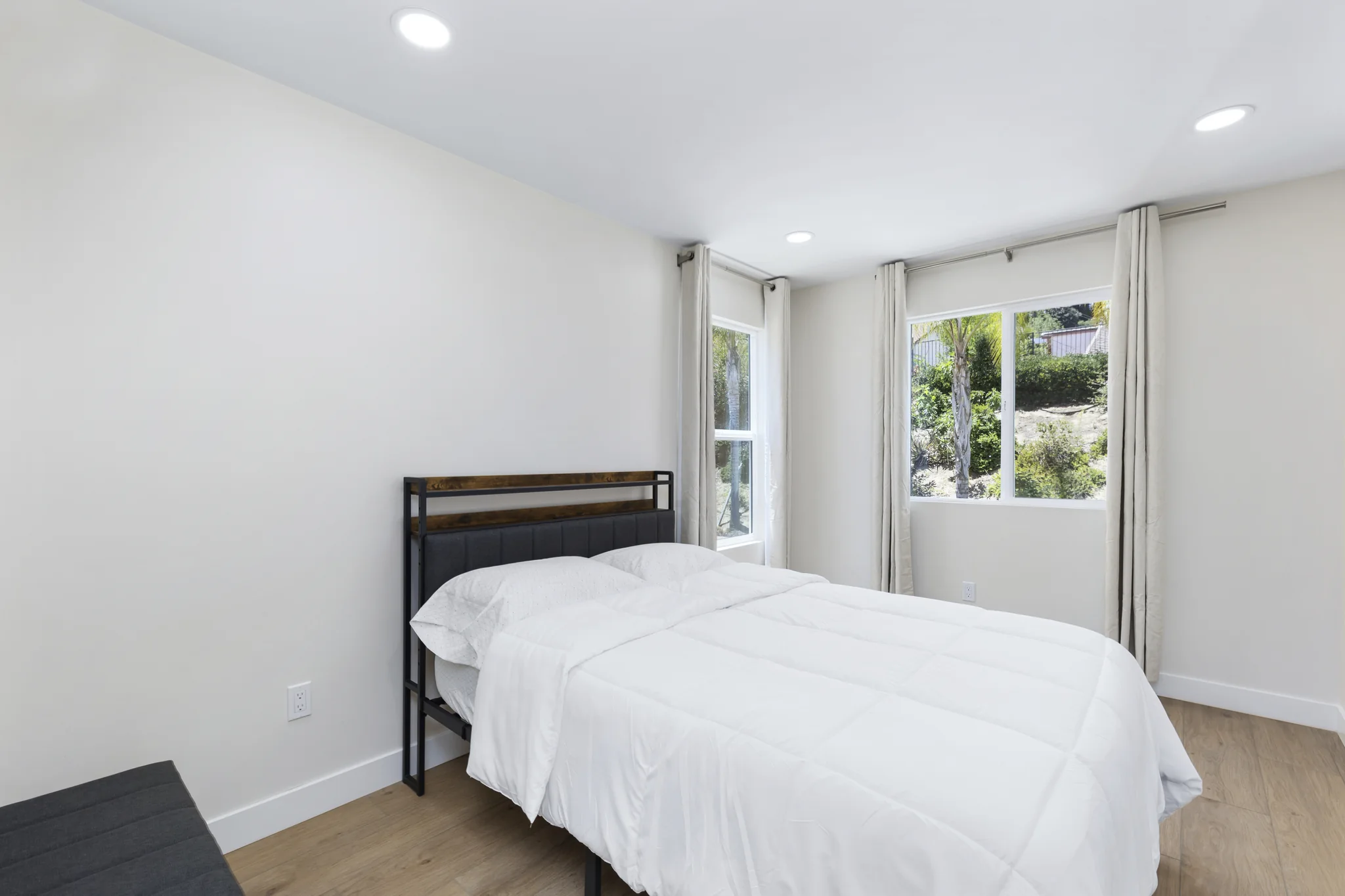 Paso Verde: bedroom with a wide window
