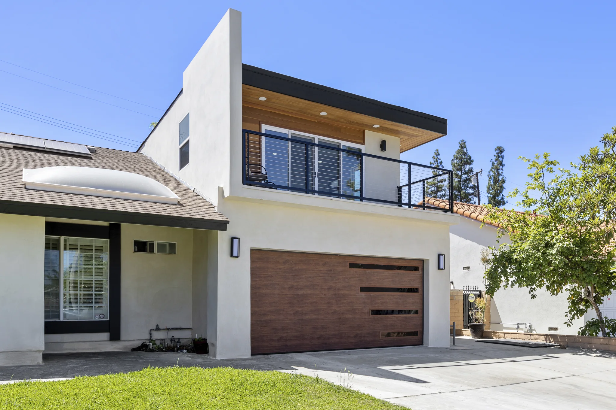 Paso Verde: street elevation with a broad balcony, garage and lawn