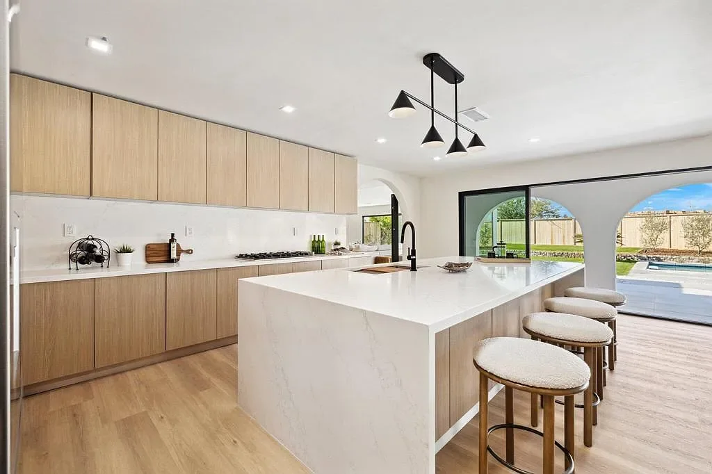 Vista Grande: timber kitchen and stone island