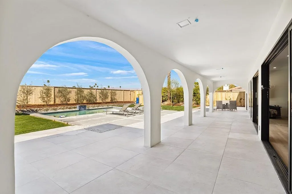 Vista Grande: covered arcade beside the pool