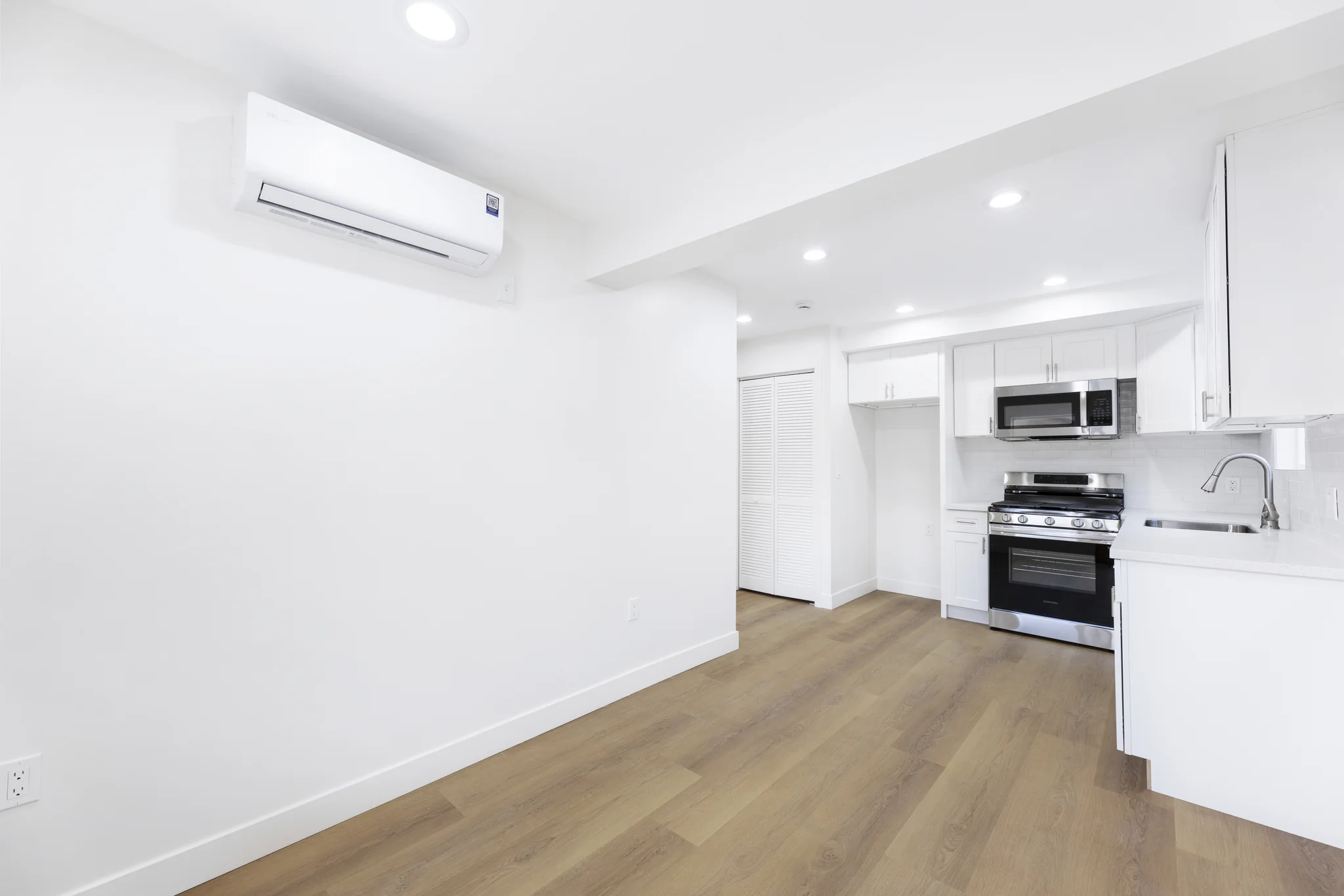 Walnut: open living area connecting to the kitchen