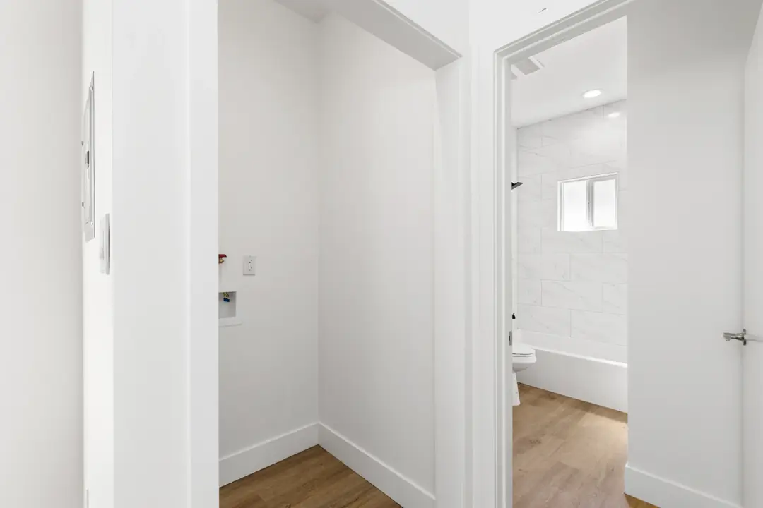 20th St.: interior doorway beside bathroom