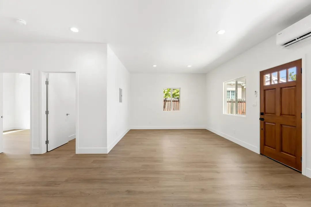 20th St.: room viewed toward entry and kitchen