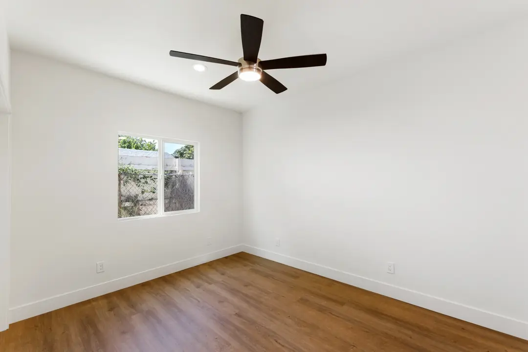 20th St.: bedroom with ceiling fan