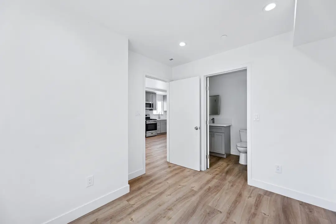 Cimarron: room opening toward kitchen and bathroom