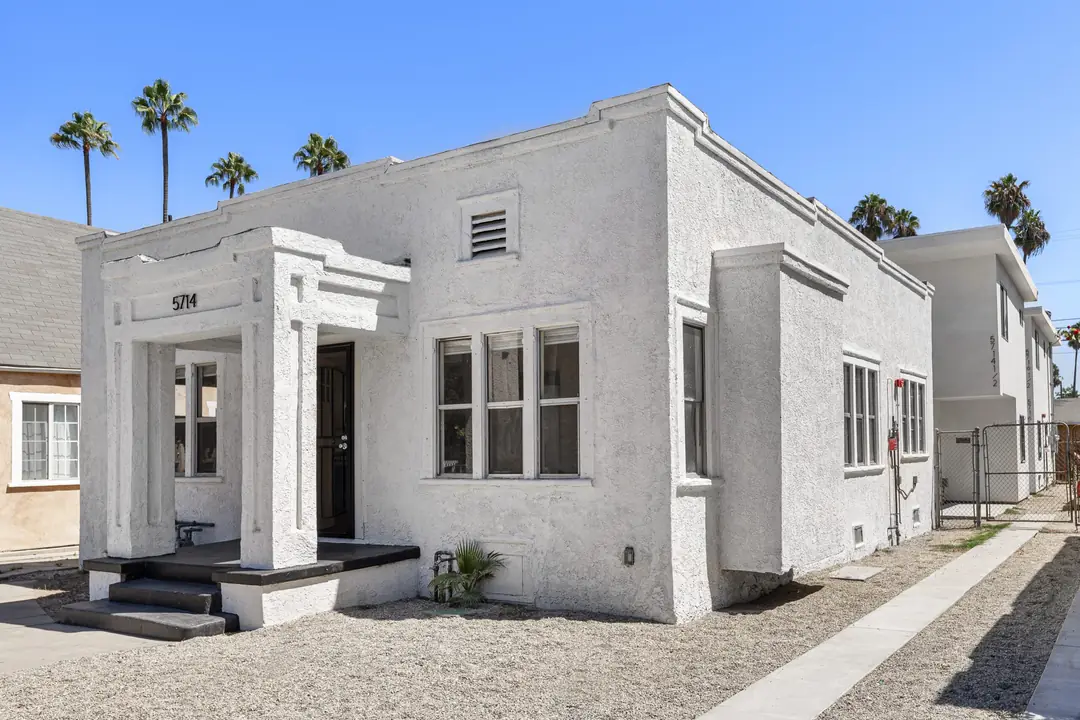 Cimarron: white stucco entrance and side elevation