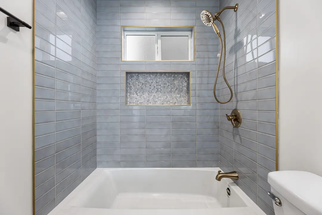 Colorado: tiled tub surround with brass toned fittings