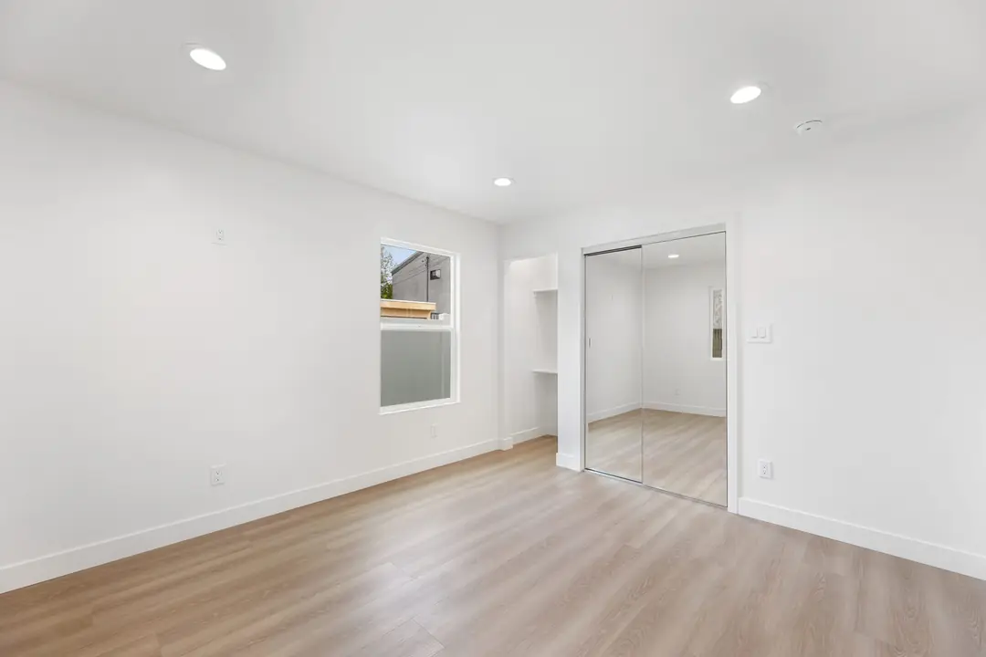 Colorado: room with wood toned flooring