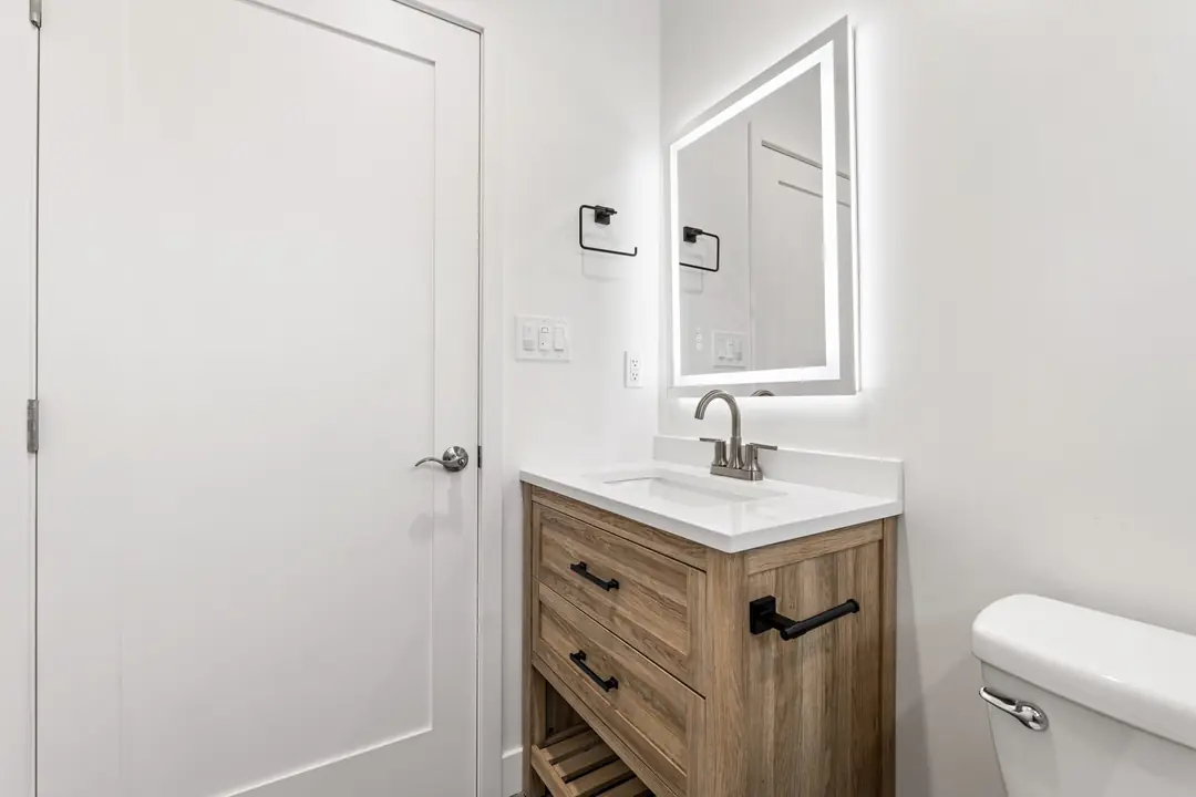 Colorado: bathroom with wood toned vanity