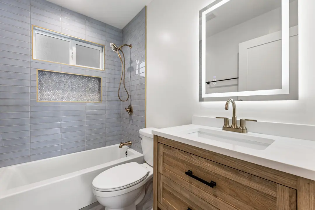 Colorado: tiled bathroom with recessed niche