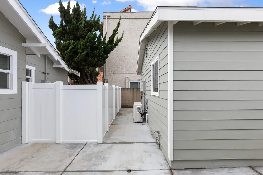 Colorado: side elevation and gate