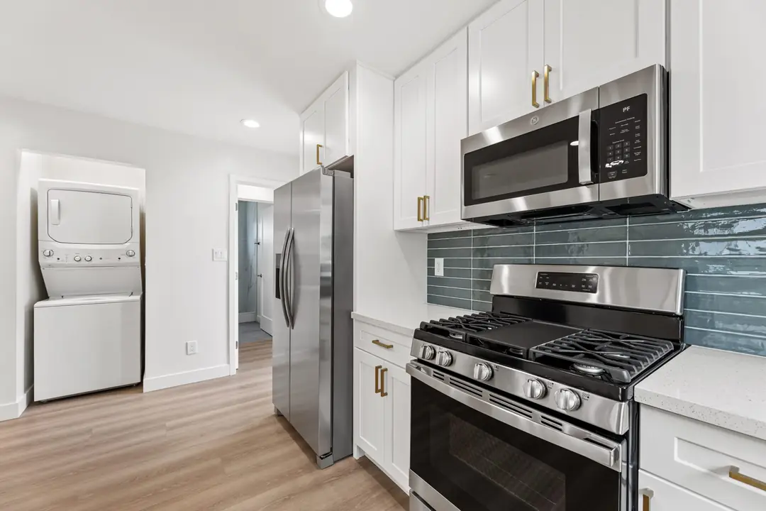 Colorado: kitchen appliances beside laundry