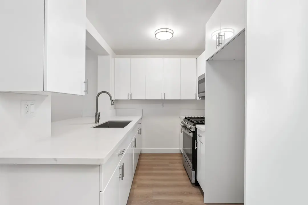 Indiana: white kitchen with dark fittings