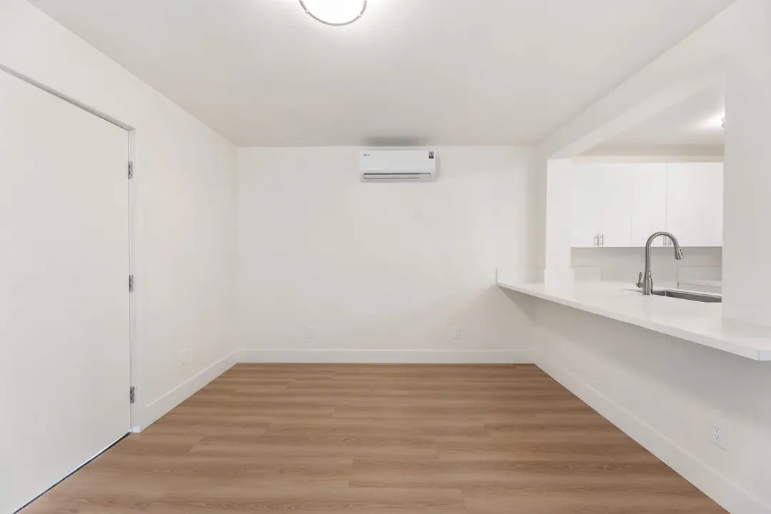 Indiana: living room beside kitchen opening