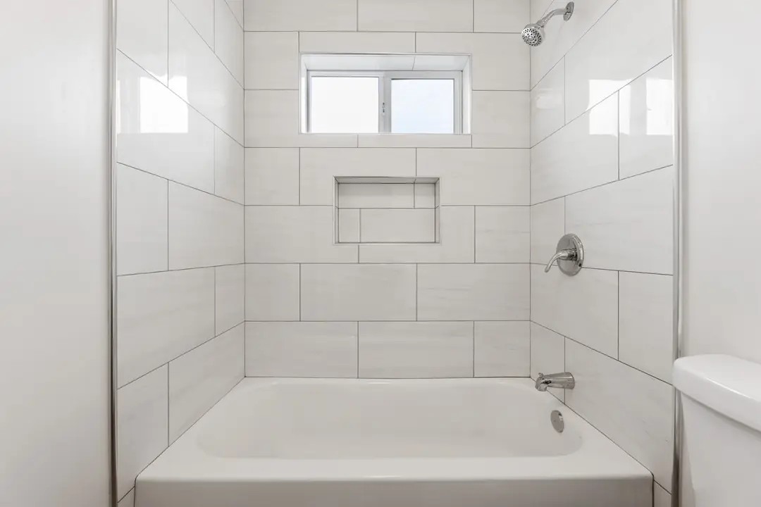 Indiana: tiled tub surround beneath high window