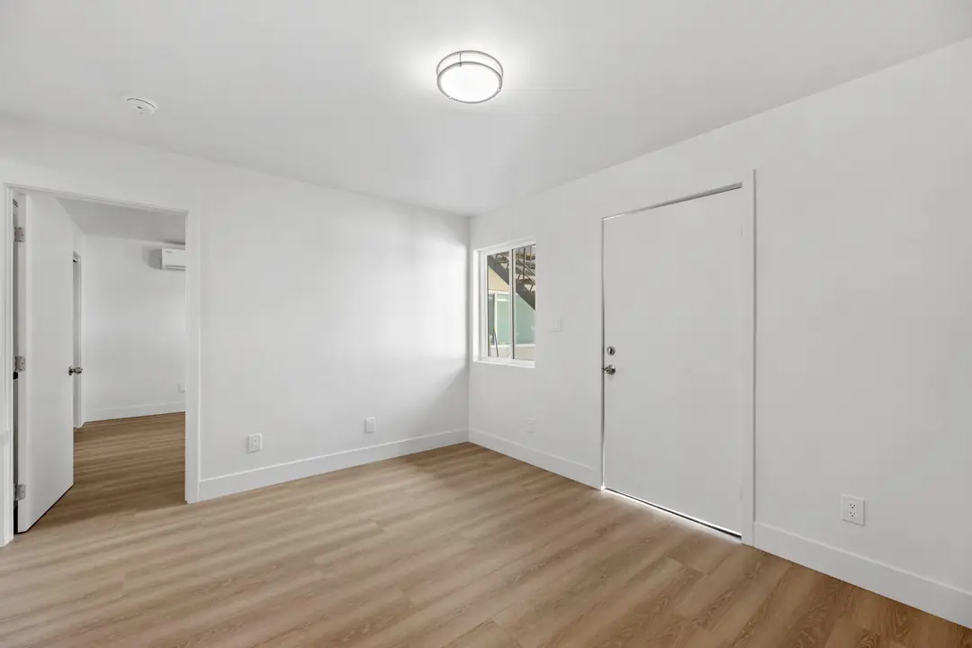 Indiana: room with mirrored closet