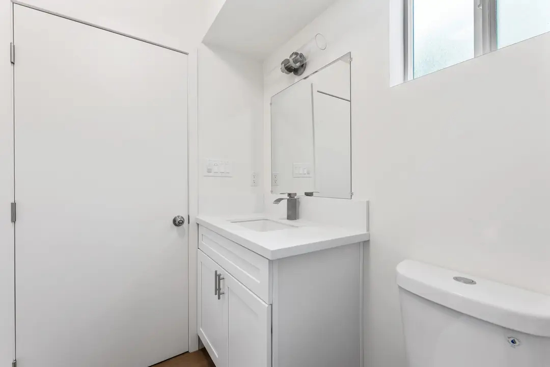 Indiana: bathroom with white vanity