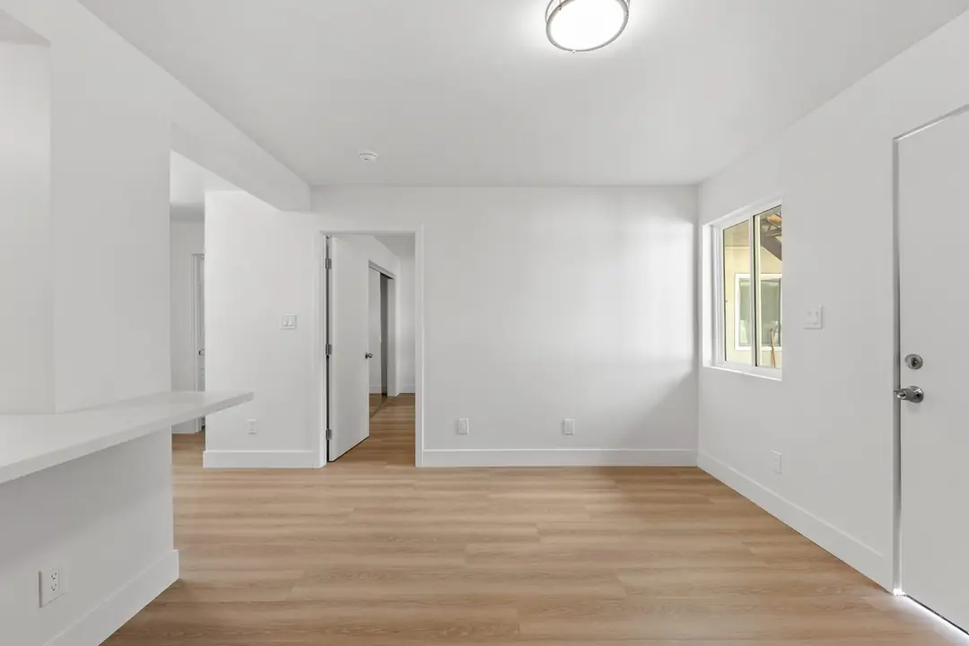 Indiana: living area with wood toned flooring