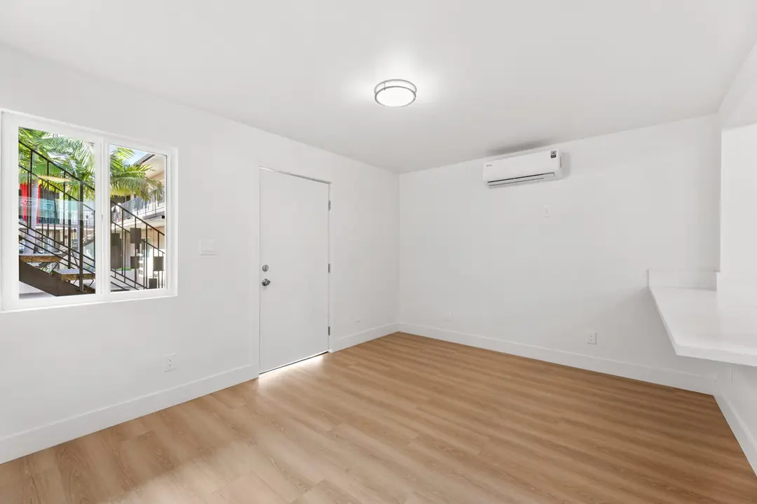 Indiana: bright room with street facing window