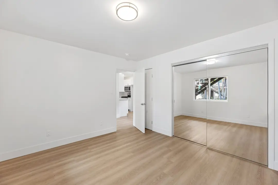 Indiana: bedroom with mirrored closet