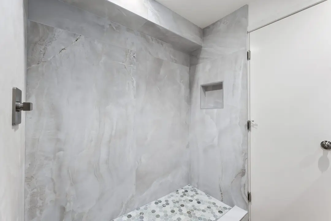 Linden: tiled shower with pebble patterned floor