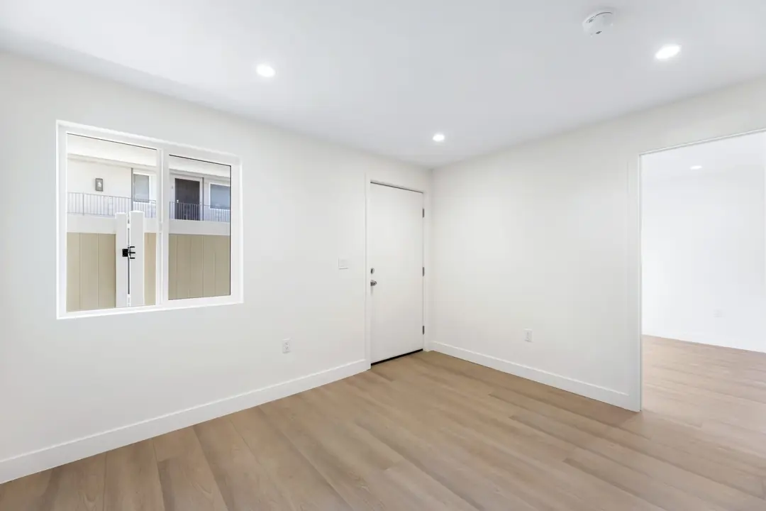 Linden: living room with corner windows