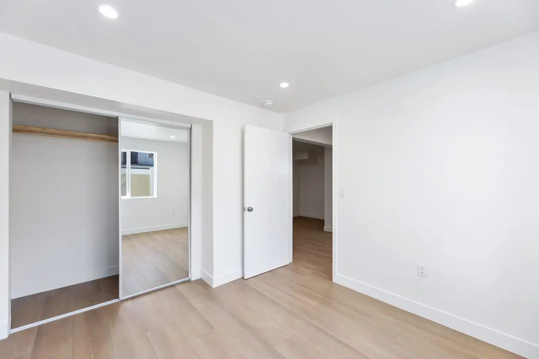 Linden: bedroom with mirrored closet doors