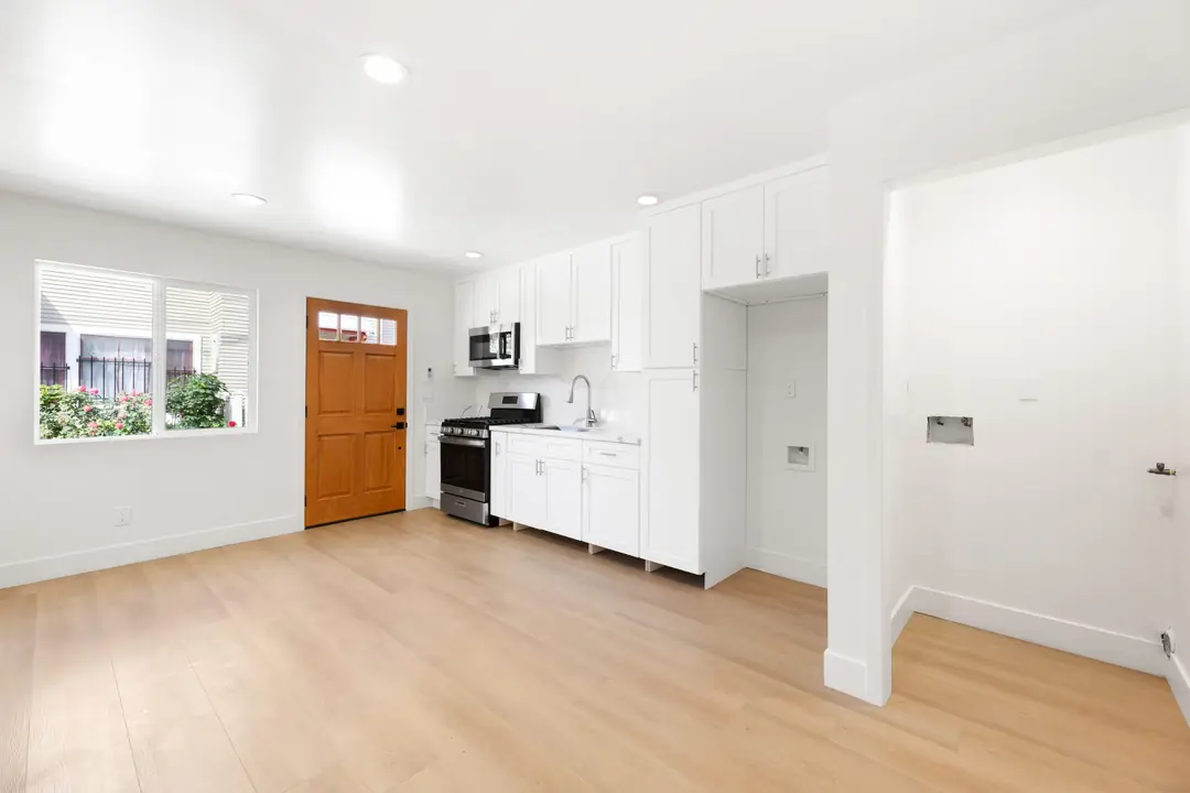 Magnolia: kitchen and wood entry door