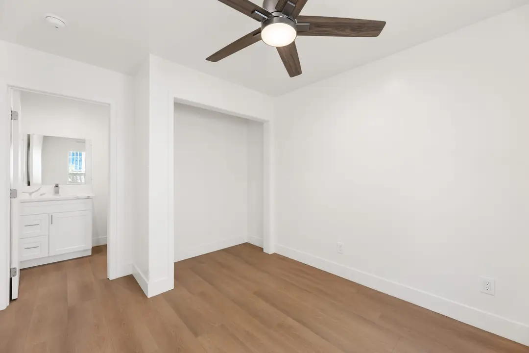 Magnolia: room opening toward bathroom