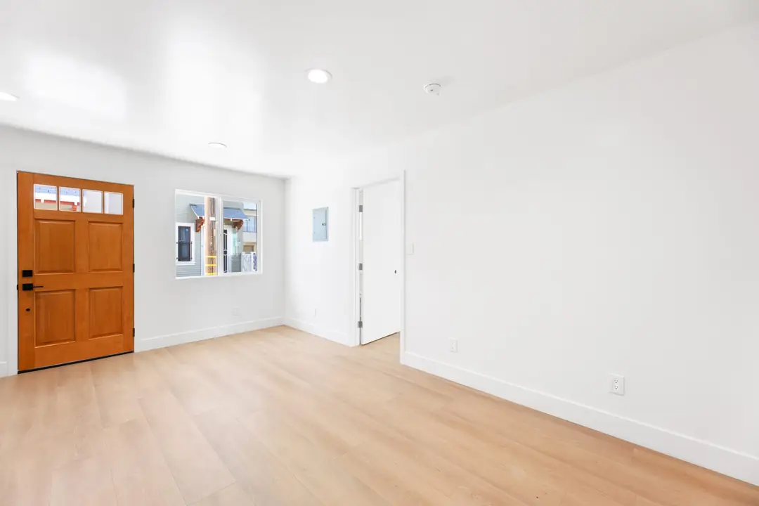 Magnolia: living area beside entry door