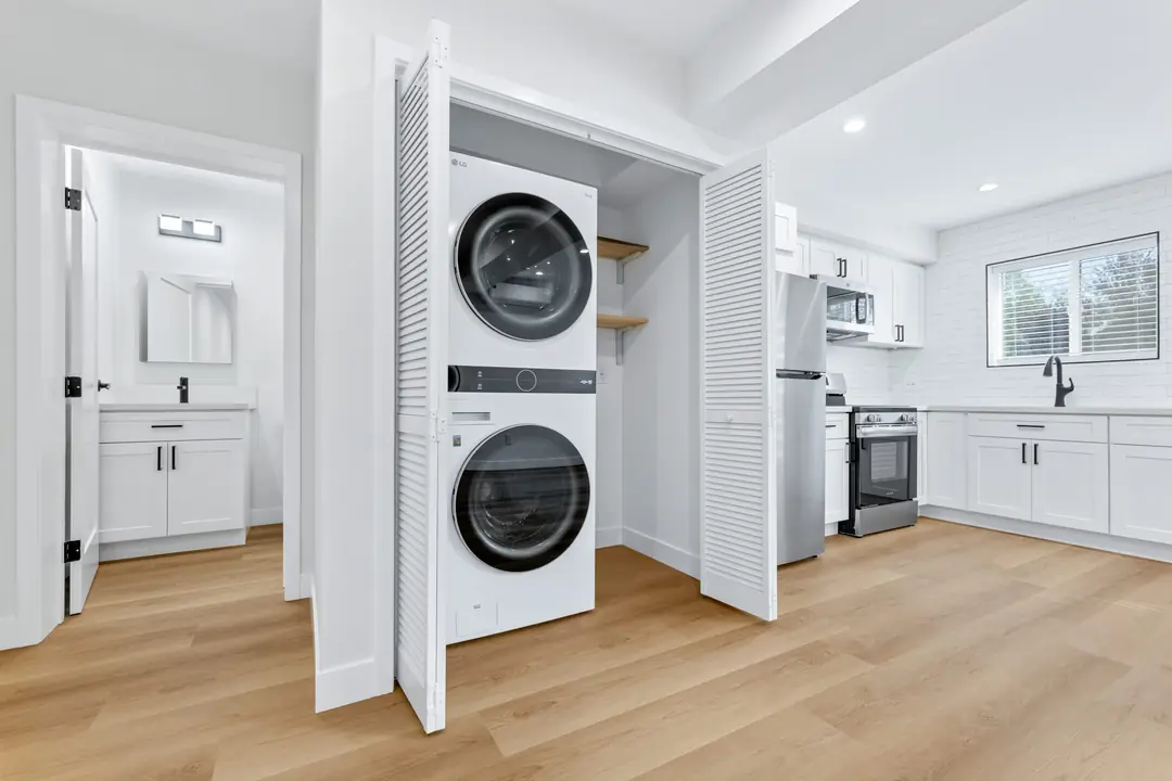 Molino: stacked laundry in a closet