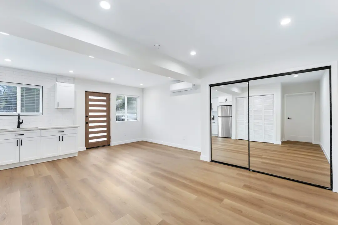 Molino: living area with mirrored storage