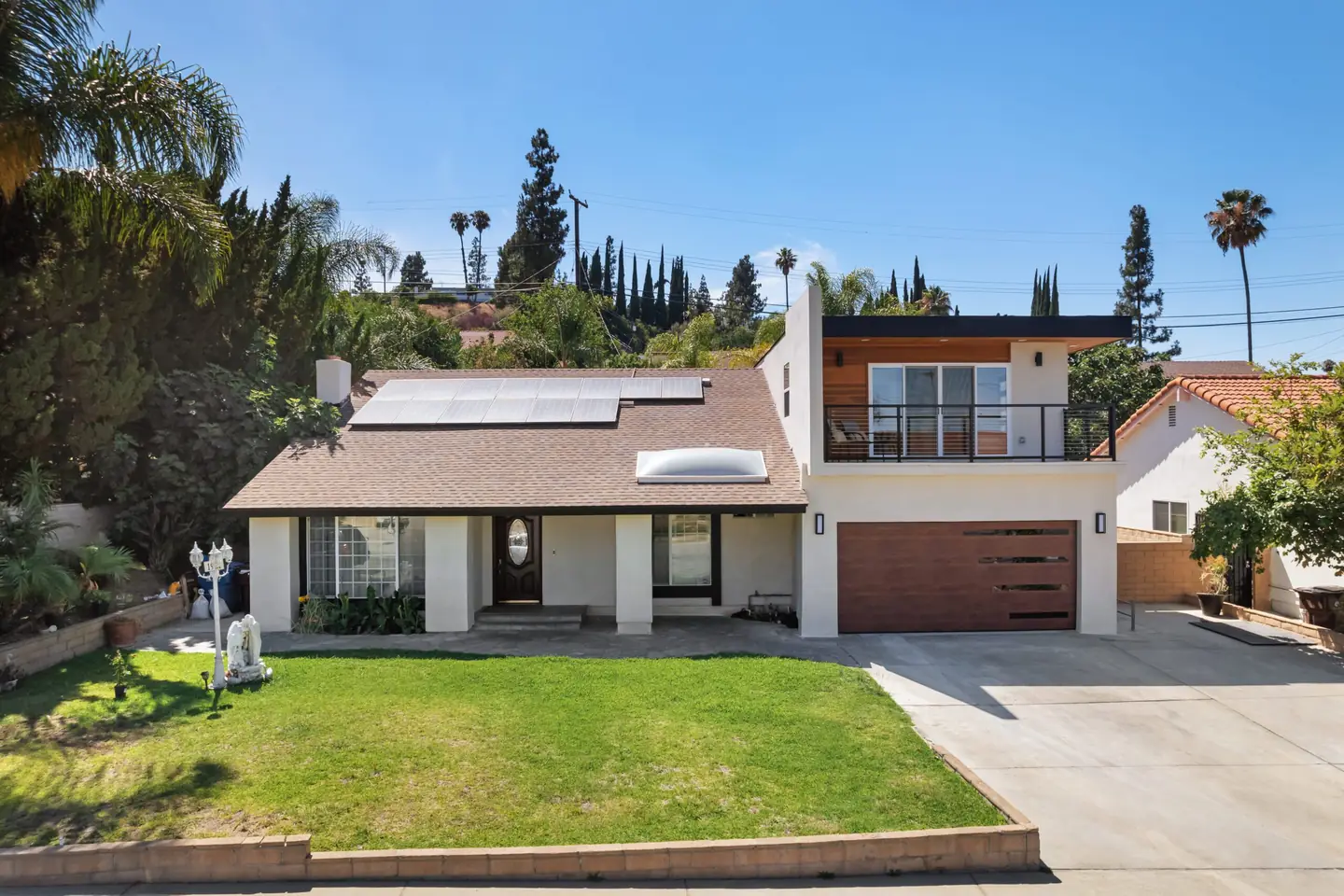 Paso Verde: house exterior and upper balcony above driveway