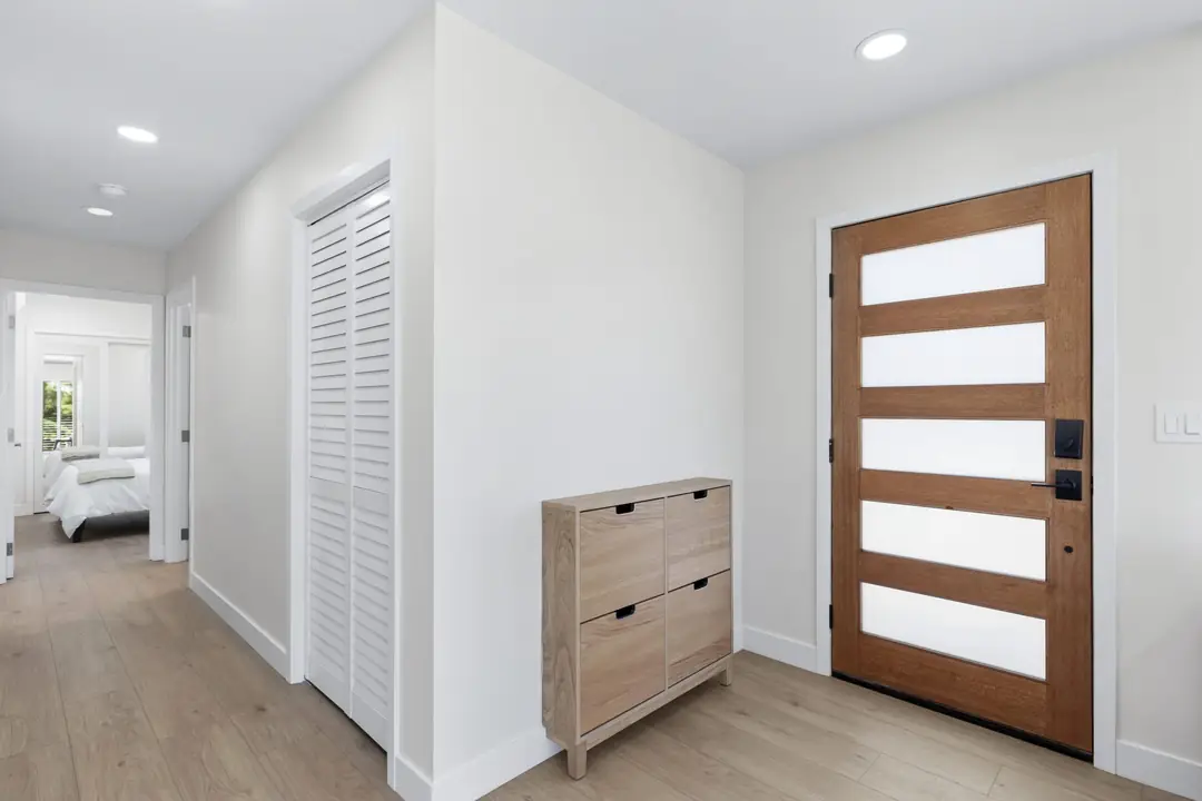 Paso Verde: wood entry door and interior storage