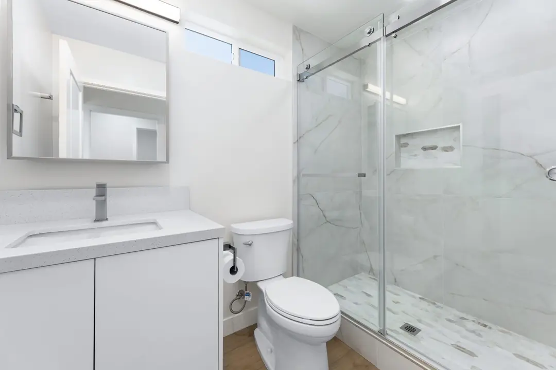 Paso Verde: bathroom with glass shower enclosure
