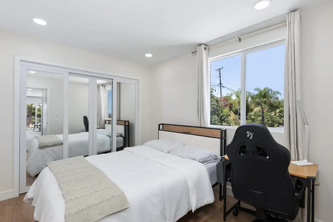 Paso Verde: bedroom with mirrored closet