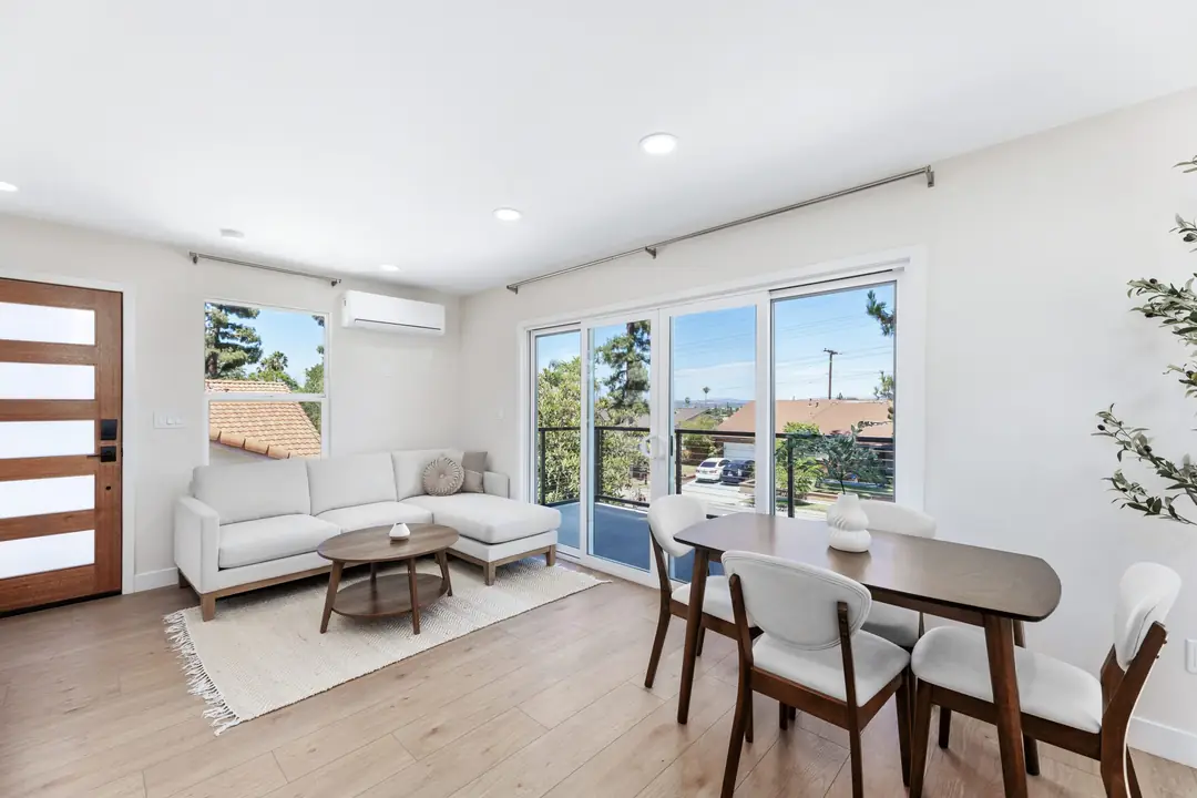 Paso Verde: living and dining area opening to balcony